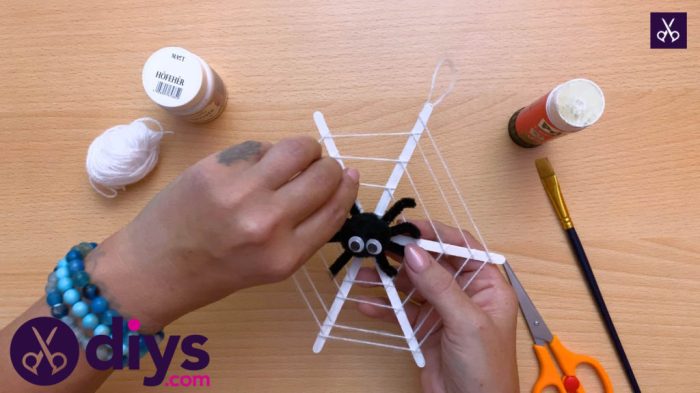 Spider web halloween diy yarn giant decorations ideas make decorating spooky crafts webs decor spiderweb two decoration tutorial creating create