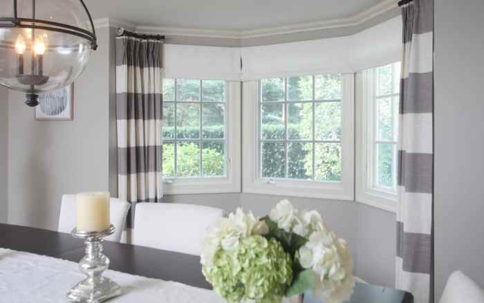 How to decorate a bow window with curtains